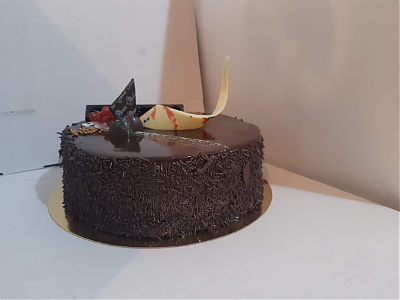 CSOKOLÁDÉ - Csinálhatunk bármilyen tortát,azért a klasszikus ,tejszínes csoki torta mindig az egyik kedvenc lesz.Kakaós piskóta karika,három részre vágva,puding alapú tejszínes csoki krémmel töltve